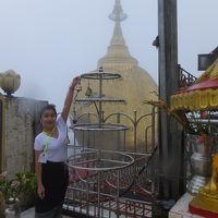 NACKさん　ミャンマーで仏像を拝む　９　ゴールデンロック（チャイティーヨー・パヤー）