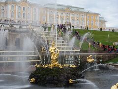 ピヨートル大帝の夏の宮殿。噴水ショーは期待はずれだった。ロシアは進歩に遅れている。