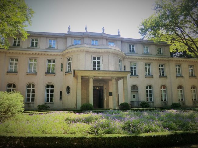 ベルリン郊外のヴァンゼー。<br />ここは、8月のドイツ ベルリン旅行で私が私が最も訪れたかった場所であるが、今回、この旅行記をUPするかどうか迷った。<br />理由は<br />・現代史の事項で、評価が難しい。そのため、まだ内容的に自分自身の中で消化しきれていない。<br />・この場所の意味を理解するために背景の理解が必要だが、上記のためうまく説明できるか自信がない。<br />・内容も「楽しい」ものではない。<br />からだ。<br />ですので、以降の文章を読んでいてつまらなかったり、内容的に嫌気がさすようでしたらどうぞこの旅行記を閉じてください。<br /> でも書こうと思ったのは、やはり今回のドイツ旅行で自分にとって一番記憶に残る場所であったからだ。<br /> 前置きが長くなりました。では、これから1942年1月20日のヴァンゼーへ旅立ちます。