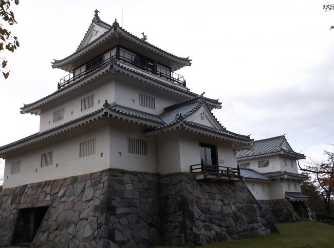 長岡城を見るため悠久山公園に行ってきました。<br />今は、昔の面影のものはなく、城をかたどった郷土史料館があるだけでした。