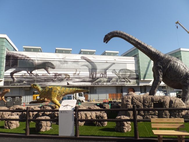 半年ぶりに単身赴任先の海外から帰ってきたら、地元が恐竜王国になっててびっくり！<br />ちなみに写真のここはアミューズメントパークではありません。<br />恐竜博物館でもありません。<br />れっきとしたＪＲ西日本の駅「福井駅」<br />ここの恐竜はなんと動くし、鳴きます。<br />人よりも恐竜の方が多い時間帯もあり（さすが自動改札のない駅！）<br />まさに恐竜王国！！<br />もちろん無料の、福井県のおもてなしスポットです。<br /><br />ここから車で東へ５０分〜1時間位、<br />勝山市の恐竜博物館に向かいます。<br /><br /><br />