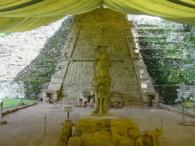 「コパン遺跡」は「ホンジュラス西部」にある「古典期マヤ遺跡」です。<br /><br />「コパン遺跡」は「コパンのマヤ遺跡」として「１９８０年」に「世界遺産」に登録されています。<br /><br />写真は「コパン神殿２６」にある「神聖文字の階段」です。
