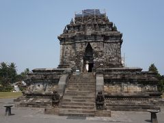 ガジュマルのある遺跡ムンドゥッ寺院、宿坊はミステリアス　インドネシア・シンガポールの旅3-4