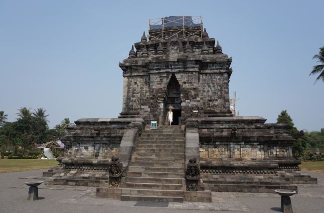 ガジュマルのある遺跡ムンドゥッ寺院、宿坊はミステリアス　インドネシア・シンガポールの旅3-4