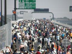 圏央道ウォークフェスタ２０１５に参加して開通前の高速道路をスピード違反しないで歩いてきました。