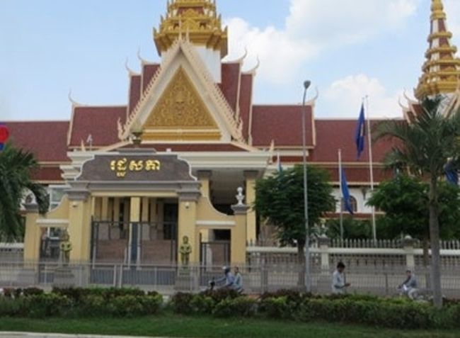 カンボジア国会の建物の屋根の上に蛇の頭の彫刻が彫ってあります。水の聖を表されている。国会の前にきれいな公園がございます。時々はたくさんの人を集めているそうです。デモ隊がある時には写真を取れない他が良いと思います。デモ隊を起こった時には近くに行かない他が安全です。<br />人がいない時には写真が大丈夫です。<br />