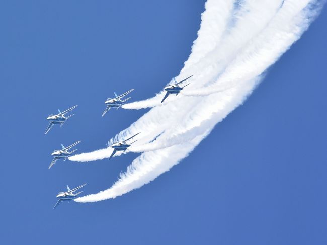 快晴の秋空の下での航空祭。