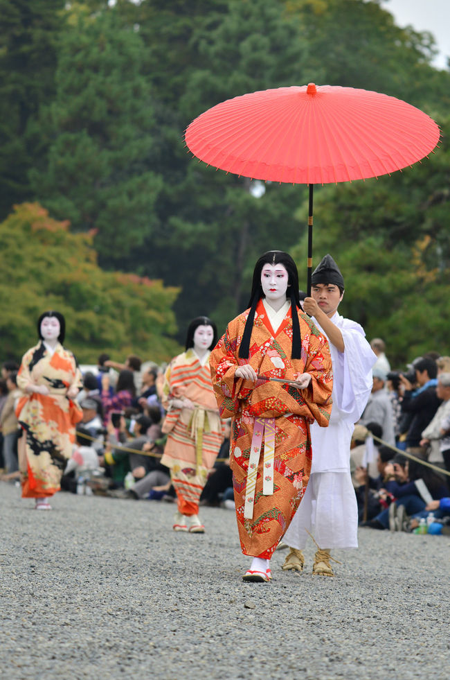 １年ぶりに京都御所へ<br />曇りがちの天気、降りそうで降らなかった天気。<br />平安遷都1100年を記念して始まったお祭り時代祭（2015）<br /><br />京都御所でおよそ2時間撮り<br />急いで、帰る地下鉄東山近くで撮った京都の旅でした。。<br /><br /><br />時代祭は明治28年（1895）、<br />平安遷都1100年を記念して平安神宮が創建から<br />祇園祭、葵祭とともに京都三大祭のフィナーレを飾る<br />古都の秋・京都を彩る「時代祭」が22日、京都市内で行われた。<br />今年で111回目。<br /><br />全長約２キロの祭列が、<br />行列の先頭から最後まで見学すると、約2時間！<br />華麗な歴史絵巻を繰り広げた。<br /><br />■2015「時代祭」（前半）<br />http://4travel.jp/travelogue/11069785<br />■2015「時代祭」（後半）<br />http://4travel.jp/travelogue/11070432<br /><br /><br />■2013「時代祭」（前半）<br />http://4travel.jp/travelogue/10825201<br />■2013「時代祭」（後半）<br />http://4travel.jp/travelogue/10825351<br /><br />■2010 時代祭 （1）京都御苑にて<br />http://4travel.jp/travelogue/10514904<br />■2010 時代祭 （2）京都御苑にて<br />http://4travel.jp/travelogue/10514951<br />■2010 時代祭 （3）三条京阪付近にて<br />http://4travel.jp/travelogue/10515122<br /><br />■2008時代祭　（1）<br />http://4travel.jp/travelogue/10282186<br />■2008時代祭　（2）<br />http://4travel.jp/travelogue/10282447<br />■4008時代祭　（3）<br />http://4travel.jp/travelogue/10282751<br />■2008時代祭　（4）<br />http://4travel.jp/travelogue/10282656