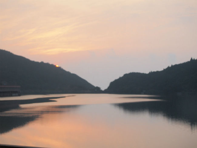 福岡から雲仙・島原を観光し、<br />翌日フェリーで天草に渡って世界遺産になるであろう教会を観光し、<br />天草五橋を渡って熊本に抜け福岡に帰るというルートで旅行してきました。<br />紅葉シーズン一歩前なのかそれほど混雑することなくゆっくりと観光できました。<br />