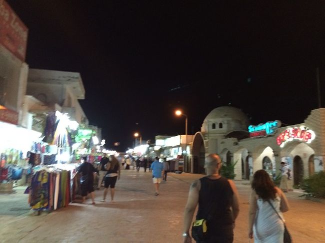 前回に続いてダハブ。<br /><br />宿泊したマシュラバはビーチ沿いにレストランやカフェが並んでいます。特に中心街は夜になると人出が多く、とても賑わっていました。