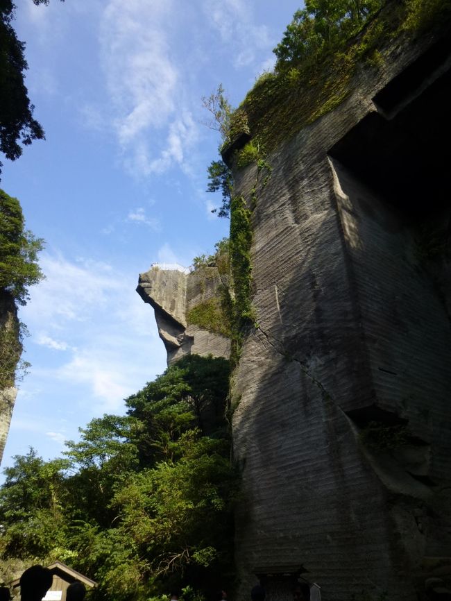 標高329mにぐぐっと突き出した岩場、その名も「地獄のぞき」<br /><br />昨日16時半頃、ホテルに向かう途中「大仏」の小さな看板が。行ってみると、<br />「日本一の大仏さま 日本寺」<br /><br />案内図で見ると、上には展望台とかあってちょっとしたハイキング<br />いいねいいね。でも拝観時間は17時、あと30分くらいしかない<br />もう一つの入り口に、ロープウェイがある。鋸山ロープウェイ、そう、あの「地獄のぞき」だ!いいねいいね<br /><br />ということで、仕切り直して今日<br /><br />マザー牧場を後に、戻る感じで鋸山へ<br />今まで渋滞ゼロだったのが、ここで悪夢の大渋滞。ピタッと止まったきりまったく動かなくなっちゃった・・・。もうちょっとなのに・・・これがシルヴァー・ウィーク。もしかして海までつながってるのかな・・・<br />ちょろちょろ動き出して少しすると、原因発覚<br />「ロープウェイへの駐車場渋滞」<br />道幅が狭くて、ロープウェイの最後尾と車道が一体化してる<br /><br />うぅ・・。ロープウェイは止めて、この先の大仏側から行こう<br /><br />