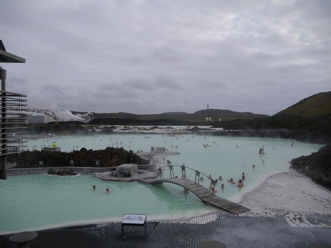 『フィンランド航空・ビジネスクラス利用　夏のアイスランド絶景と温泉！１０日間』<br /><br />というタイトルの　ＪＴＢ旅物語　さんのツアーで行ってきました。<br /><br />アイスランドは２年前にオーロラハンティングで行ったけど、オーロラが肉眼ではわからず<br />写真撮ったら緑でぼや〜っと心霊写真状態でしか<br />みれず不完全燃焼で無念の帰国…。<br /><br />今回ご縁あってアイスランドへまた行くことができました。<br />普段はバックパッカー旅行が多いなか「ＪＴＢ旅物語」さんのパッケージツアー♪<br /><br />ツアーってトランクも空港からピックアップしてくれ<br />部屋まで持ってきてくれたかと思えば、移動日は部屋の前へだしていれば勝手に運んでくれる…。<br />ホテルもロビーで待っているだけで自分の部屋のかぎを渡してくれる…。<br />無駄なく３食付っ（しかもおいしいっ！！）<br /><br />この上げ膳据え膳、一度経験するとやばいなぁ〜<br />ダメ男（いや　ダメお姉さん）になってしまう〜〜<br /><br />■旅の日程■<br />１０／８　飛行機で関西空港からフィンランドへ　ヘルシンキで１泊<br />１０／９　飛行機でヘルシンキからアイスランドへ　バスでフヴォルスヴォトルへ移動<br />１０／１０　ゴールデンサークル観光<br />１０／１１　アイスランド南海岸観光　※オーロラ見れる<br />１０／１２　氷河湖クルーズ　レイキャビックへ移動<br />１０／１３　レイキャビックからアークレイリへ飛行機移動<br />　　　　　　アイスランド北部観光　※オーロラ見れる<br />１０／１４　ホエールウオッチングのあとアークレイリからレイキャビック　　　　　　へ飛行機で移動　<br />１０／１５　レイキャビック市内観光　午後温泉ブルーラグーンへ<br />１０／１６　早朝　レイキャビックからヘルシンキへ<br />　　　　　　ヘルシンキから関西空港へ<br />１０／１７　朝　関西空港到着　