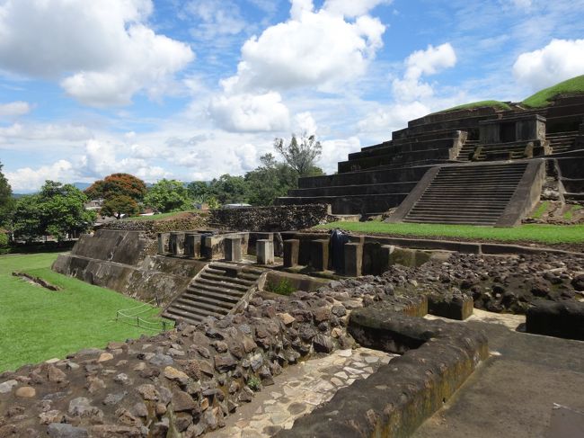 「タスマル遺跡」は「サンタ・アナ県チャルチュアパ市」にある「先古典期中期から後古典期」にわたって繁栄した「いけにえが焼かれたピラミッド」を意味する「マヤ遺跡」です。<br /><br />写真は「タスマル遺跡公園」の「大神殿」です。
