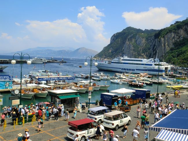 旅行７日目です。今日はナポリから船に乗りカプリ島に渡って青の洞窟を観光します。私も３２年前にカプリ島来ました。当時は観光客はまだ少なかったです。カプリ島のレストランで食事を取って青の洞窟を観光したことを覚えています。<br />青の洞窟も現在のように次々と小舟を繰り出す事はなく、ゆっくり見られました。洞窟内の写真に外の船が何隻も写り込むようなこともありませんでした。船頭さんが「海水に手を浸けてみなさい。」と言われたので手を浸けると、手の色が白っぽい色に変わりました。<br />こんなことも今回はできませんでした。なにせ洞窟内にはわずか１分しかいないので写真をとるので精一杯でした。<br />それこそアッと言う間の出来ごとで終わりました。<br />そして最後は映画で有名になったアマルフィへ。