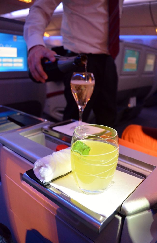 元はと言えばカタール航空のメールマガジンで知った激安セール。エコノミー安いなぁって思っていたらビジネスクラスまでアホみたいなお値段である事を知り、どこに行くではなく、どこで行く、から始まった旅。<br />せっかくおビジネスに乗るならマイルががっつり貯まるなるべく遠くをチョイスしたい。そして乗るなら何か値段以外に理由がほしい。<br />1. 787が長い運航停止から明けて少し経った頃。787が運航しているストックホルムに行くか?<br />2. オールビジネスクラスのA320が運航しているからロンドンにするか?<br />3. 同じくらいの距離で行った事のないモロッコにするか?<br />迷った挙げ句にモロッコとなった次第。決め手は1. 行った事のない所に行きたい 2. ロンドンは空港税が異常に高い 3. 北欧は昔住んでたので大体見所は回りきったとの理由でカサブランカ行きに決定。<br />燃油等全部含めて168,790円!一昔前のヨーロッパ経由モロッコ行きエコノミークラスのお値段ですよ!<br /><br />そんな理由で行ったモロッコ、食事はタジン中心で少し飽きたのが本音ですが、それ以外は総じて素晴らしかったです。<br />一週間があっと言う間。多分モロッコは1ヶ月掛けて回っても(食事以外は)飽きません!酒が中々入手困難なので禁酒はキツいですが、それを加味してもよかった!<br /><br />そう感じさせてくれたモロッコの旅もとうとう終わりです。最後の最後までしっかり、おビジネスを堪能して帰ります。