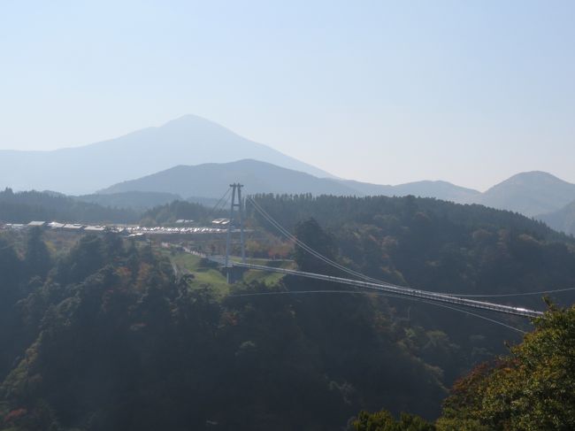 10月22日、午後1時半に九重インターで日田バスに乗り九酔峡経由で九重大吊橋まで行った。　ここには当方は一度訪問しているが連れは初めてであったので立ち寄った。　また、秋の紅葉の景色も見たかったからである。　久しぶりに見る雄大な風景と震動の滝付近の紅葉も素晴らしかった。　大吊橋付近で約1時間歩いた後、午後3時のバスに乗り九重登山口へ行った。<br /><br /><br />○九重夢大吊橋について・・・説明文による<br />筑後川源流域にあたる、鳴子川渓谷の標高777m地点に架かる長さ390m、川床からの 高さ173mでともに日本一の規模を誇る日本一の人道専用吊橋。橋の上からは日本の 滝百選に選ばれた震動の滝の雄滝や雌滝、紅葉で有名な九酔渓の絶景が見られる。<br /><br /><br />*写真は大吊橋・・・遠くに湧蓋山が見られる<br />