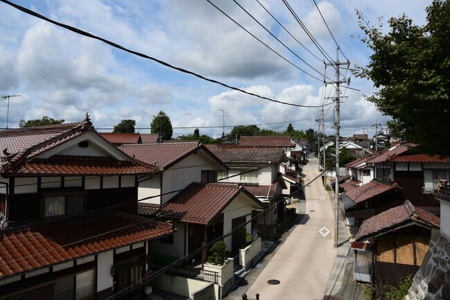 ９月最後の土日を利用して広島を訪れました。<br /><br />旅の行程<br />　９月２６日　白市、西条<br />　９月２７日　上下、府中<br /><br />広島県東広島市高屋町白市は、ＪＲ山陽本線白市駅から北西に約２ｋｍの距離にある、白山城跡の西麓の斜面に広がる小さな町です。<br /><br />鎌倉幕府の御家人だった平賀氏の１５代当主平賀弘保は、文亀年間（１５０１年〜１５０３年）に、現在の高屋町にあったそれまでの御薗宇城に代わって、より防御に適した白山（現・城山）に山城を築いて本拠を移します。<br /><br />白山城の築城に合せて、城の西側に「御土居」を築き、これを守りの要として、現在の白市の礎となる城下町が整備されていきます。<br /><br />古くから交通の要衝として多くの街道が集まっていた白市は、広島、呉、竹原、尾道、三次などの町に近かったこともあって、城下町の形成とともに人々の往来が増加し、宿場町としても栄えることとなります。<br /><br />また、すでに文亀３年（１５０３年）には始まっていたと伝えられる牛馬市は、最盛期には５００頭にも及ぶ牛馬の取引が行われたと云われ、露店が立ち並ぶ市の日には、近郊から多くの人々で賑わう盛況ぶりで、明治以降、伯耆大山、備後久井と並んで、三大牛馬市と称されるまでになります。<br /><br />さらに、江戸時代後期には鋳物作りが盛んになり、京都御所の灯籠や厳島神社の大燈籠をはじめ、白市で作られた鋳物製品は全国各地に存在するそうです。<br /><br />このように、牛馬市や宿場町などの発展により、この地方の経済の中心地として賑わった白市は、周辺の集落には見られない伝統的な町家が連なる、独特の風情をたたえた町並みが形成されます。<br /><br />南北の通りを本町、東西の通りを西町と呼ぶ主要な通り沿いには、今も伝統的な様式でしつらえられた大きな町屋が軒を連ね、往時の面影を垣間見ることができます。