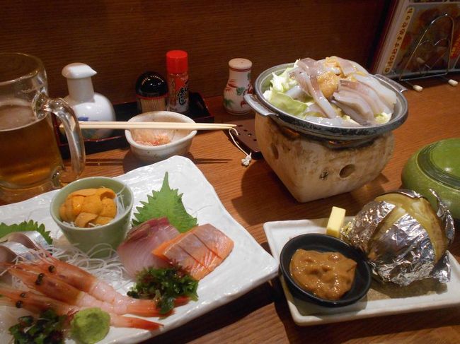 弾丸海外の旅とか、マニアックな国内の旅を好む私ですが、<br /><br />たまには「ベタ」(関西芸人がいうところの定番中の定番の意)<br /><br />な郷土料理を食することがあります。<br /><br />今回は、北海道の「イカソーメン＆三平汁＆魚卵料理＆エビ料理<br /><br />＆じゃがバター＆ちゃんちゃん焼き」をご紹介します。<br /><br />札幌での仕事のついでに訪れました。<br /><br /><br />★「ベタ」な郷土料理シリーズ<br /><br />あんこう鍋(茨城)<br />http://4travel.jp/traveler/satorumo/album/10435999/<br />白石温麺（宮城)<br />http://4travel.jp/traveler/satorumo/album/10530961/<br />ほっきめし(宮城)<br />http://4travel.jp/travelogue/10865730<br />深川丼(東京)<br />http://4travel.jp/travelogue/10876845<br />江戸蕎麦(東京)<br />http://4travel.jp/travelogue/10879052<br />お好み焼き(大阪)<br />http://4travel.jp/travelogue/10883258<br />どぜう鍋（東京）<br />http://4travel.jp/travelogue/10902556<br />へぎそば(新潟)<br />http://4travel.jp/travelogue/10912408<br />牛鍋(神奈川)<br />http://4travel.jp/travelogue/10913116<br />品川めし(東京)<br />http://4travel.jp/travelogue/10919410<br />柳川鍋(東京)<br />http://4travel.jp/travelogue/10929908<br />稲庭うどん（秋田）<br />http://4travel.jp/travelogue/10940200<br />耳うどん＆大根そば(栃木)<br />http://4travel.jp/travelogue/10964395<br />ザンギ(北海道)<br />http://4travel.jp/travelogue/10982097<br />ます寿司(富山)<br />http://4travel.jp/travelogue/10983305<br />おやき(長野)<br />http://4travel.jp/travelogue/10986494<br />昆布締め(富山)<br />http://4travel.jp/travelogue/10990518<br />きりたんぽ(秋田)<br />http://4travel.jp/travelogue/10993870<br />皿そば（出石そば）（兵庫）<br />http://4travel.jp/travelogue/10996715<br />越前おろしそば（福井）<br />http://4travel.jp/travelogue/10997975<br />伊勢うどん＆さんま寿司＆赤福（三重）<br />http://4travel.jp/travelogue/11000289<br />讃岐うどん(香川)<br />http://4travel.jp/travelogue/11003802<br />はっと汁(岩手)<br />http://4travel.jp/travelogue/11010125<br />ラフテー＆沖縄そば＆ミミガー＆ソーキ＆ジューシー<br />＆ジーマーミー豆腐＆海ぶどう　(沖縄)<br />http://4travel.jp/travelogue/11013318<br />ポーク玉子＆中身汁＆てびち汁（沖縄)<br />http://4travel.jp/travelogue/11015587<br />味噌煮込みうどん＆名古屋コーチン　(愛知)<br />http://4travel.jp/travelogue/11017241<br />桜えび＆麦とろろ＆黒はんぺん(静岡)<br />http://4travel.jp/travelogue/11020078<br />江戸前天ぷら(東京)<br />http://4travel.jp/travelogue/11022286<br />はりはり鍋＆ガッチョのから揚げ（大阪）<br />http://4travel.jp/travelogue/11022971<br />なめろう＆さんが焼き　(千葉)<br />http://4travel.jp/travelogue/11023712<br />メヒカリのから揚げ　(茨城)<br />http://4travel.jp/travelogue/11025248<br />猪鍋　(神奈川)<br />http://4travel.jp/travelogue/11027664<br />ハマグリ料理 (三重)<br />http://4travel.jp/travelogue/11028313<br />おっきりこみ＆ひもかわうどん （群馬)<br />http://4travel.jp/travelogue/11029709<br />下仁田こんにゃく＆上州ねぎ＆峠の釜めし（群馬）<br />http://4travel.jp/travelogue/11038703<br />けの汁＆貝焼き味噌＆じゃっぱ汁（青森）<br />http://4travel.jp/travelogue/11039206<br />ちゃんこ鍋（東京）<br />http://4travel.jp/travelogue/11040252<br />宇和島鯛めし＆鯛そうめん＆ふくめん＆今治せんざんき＆ジャコカツ（愛媛）<br />http://4travel.jp/travelogue/11040929<br />さつま汁＆じゃこ天　(愛媛)<br />http://4travel.jp/travelogue/11042773<br />鰹のタタキ＆鯨料理＆うつぼ料理＆どろめ　(高知)<br />http://4travel.jp/travelogue/11044152<br />ぼうぜの姿寿司（徳島）<br />http://4travel.jp/travelogue/11046138<br />水炊き＆おきゅうと＆もつ鍋＆がめ煮(福岡)<br />http://4travel.jp/travelogue/11049102<br />馬刺し＆一文字ぐるぐる＆高菜めし　(熊本)<br />http://4travel.jp/travelogue/11050921<br />きびなごの刺身＆豚骨＆薩摩揚げ＆地鶏刺身＆鶏飯＆かるかん(鹿児島)<br />http://4travel.jp/travelogue/11051631<br />りょうきゅう＆とり天＆だんご汁＆やせうま(大分)<br />http://4travel.jp/travelogue/11053103<br />信州そば(長野)<br />http://4travel.jp/travelogue/11055531<br />たら汁＆ホタルイカの酢味噌和え＆ぶり大根＆白海老料理(富山)<br />http://4travel.jp/travelogue/11057321<br />にゅうめん＆柿の葉寿司＆葛切り（奈良）<br />http://4travel.jp/travelogue/11066284<br />ちんこだんご＆あくまき(鹿児島)<br />http://4travel.jp/travelogue/11067346<br />卓袱料理＆カステラ＆小浜ちゃんぽん（長崎）<br />http://4travel.jp/travelogue/11067934<br />イカソーメン＆三平汁＆魚卵料理＆エビ料理＆じゃがバター＆ちゃんちゃん焼き(北海道)<br />http://4travel.jp/travelogue/11071058<br />馬刺し＆いなごの佃煮＆野沢菜天ぷら＆信州そば＆鯉料理(長野)<br />http://4travel.jp/travelogue/11075357<br />ゆば料理(栃木)<br />http://4travel.jp/travelogue/11075920<br />なまず料理(埼玉)<br />http://4travel.jp/travelogue/11078971<br />山賊焼（長野)<br />http://4travel.jp/travelogue/11077673<br />牛タン＆笹かまぼこ＆カキ料理＆ホヤ塩辛＆はらこ飯＆おくずかけ<br />＆定規山の三角揚げ(宮城)<br />http://4travel.jp/travelogue/11084463<br />江戸前寿司(東京)<br />http://4travel.jp/travelogue/11091628<br />島寿司＆アシタバ料理(東京)<br />http://4travel.jp/travelogue/11092499<br />ツブ貝＆カニ料理＆エビ料理＆魚卵料理＆貝料理＆かにめし＆いかめし<br />＆鱈料理(北海道)　<br />http://4travel.jp/travelogue/11095203<br />水沢うどん（群馬)<br />http://4travel.jp/travelogue/11097723<br />きしめん(愛知)<br />http://4travel.jp/travelogue/11099439<br />朴葉味噌＆朴葉寿司(岐阜)<br />http://4travel.jp/travelogue/11101273<br />氷見うどん＆白海老料理＆治部煮(富山＆石川）<br />http://4travel.jp/travelogue/11102830<br />かにめし＆鯖寿司＆羽二重餅(福井)<br />http://4travel.jp/travelogue/11103407<br />いぶりがっこ＆だまこもち＆きりたんぽ＆じゅんさい＆ハタハタ寿司<br />＆とんぶり(秋田)<br />http://4travel.jp/travelogue/11109824<br />ジンギスカン＆鮭飯寿司＆昆布巻き＆鮭切り込み＆ルイベ＆真たちポン酢<br />＆バターコーン＆いももち（北海道)<br />http://4travel.jp/travelogue/11110647<br />タコしゃぶ＆鮭とば＆石狩鍋＆イカの沖漬け＆めふん＆カスベの煮付け(北海道)<br />http://4travel.jp/travelogue/11111030<br />室蘭やきとり＆松前漬け＆三升漬け＆山ワサビ(北海道)<br />http://4travel.jp/travelogue/11111663<br />はかりめ丼(千葉)<br />http://4travel.jp/travelogue/11113231<br />なんこ鍋(北海道)<br />http://4travel.jp/travelogue/11120902<br />ゴッコ汁＆行者にんにく料理(北海道)<br />http://4travel.jp/travelogue/11121645<br />京野菜＆おばんざい＆鰊そば(京都)<br />http://4travel.jp/travelogue/11122066<br />出雲(割子)そば＆しじみ汁(島根)<br />http://4travel.jp/travelogue/11124772<br />小いわし料理＆カキ料理＆あなご料理＆ワニ料理（広島）<br />http://4travel.jp/travelogue/11125420<br />イソギンチャク料理＆ムツゴロウ料理＆クチゾコ料理＆エツ料理(福岡)<br />http://4travel.jp/travelogue/11127603<br />地獄蒸し＆りゅうきゅう＆とり天＆ごまだしうどん＆関サバ＆豊後牛(大分)<br />http://4travel.jp/travelogue/11128781<br />ひつまぶし＆ういろう（愛知）<br />http://4travel.jp/travelogue/11139586<br />加須うどん＆塩あんびん（埼玉）<br />http://4travel.jp/travelogue/11140221<br />鱧料理＆しっぽくうどん＆水無月（京都）<br />http://4travel.jp/travelogue/11148731<br />チャンプルー(豆腐・フー・ゴーヤ・ソーメン)＆イナムドゥチ<br />＆サーターアンダギー＆ヒラヤーチー＆アーサ汁＆沖縄ちゃんぽん(沖縄)<br />http://4travel.jp/travelogue/11151561<br />しょぼろ納豆＆けんちんそば（茨城)<br />http://4travel.jp/travelogue/11153452<br />茶粥＆金山寺味噌＆めはり寿司＆胡麻豆腐(和歌山)<br />http://4travel.jp/travelogue/11154675<br />明石焼き＆たこめし(兵庫)<br />http://4travel.jp/travelogue/11155318<br />馬肉料理＆生姜味噌おでん(青森)<br />http://4travel.jp/travelogue/11155626<br />石焼鍋＆バター餅(秋田)<br />http://4travel.jp/travelogue/11157588<br />鯨料理＆ラムしゃぶ＆鰊そば(北海道)<br />http://4travel.jp/travelogue/11160676<br />焼き鯖そうめん＆しじみ料理＆鮒寿司(滋賀)<br />http://4travel.jp/travelogue/11160700<br />イルカ料理＆生シラス(静岡)<br />http://4travel.jp/travelogue/11166631<br />鰆料理＆穴子料理＆ままかり料理＆あみの塩辛＆きびだんご＆祭り寿司(岡山)<br />http://4travel.jp/travelogue/11167411<br />いかにんじん＆ゆべし＆こづゆ(福島)<br />http://4travel.jp/travelogue/11194123<br />広島菜＆もみじまんじゅう（広島）<br />http://4travel.jp/travelogue/11195604<br />