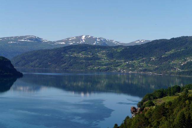 今日はStrandaのスキー場にあるコテージから,国道60号線からE39号線でHellesylt-Hornindal-Stryn-Olden-Utvik-Byrkjelo-Skeiへ,そこから5号線でSogndalsfjora,55号線でHella,フェリーでVangsnesまで正味で263?,私の運転で休みなしで5時間弱の行程だ.途中教会や氷河などによる予定.<br />掃除をして,3泊したStranda Ski場のStranda Bookingのコテージともお別れ.すごくいいコテージだった.あまった食料は調味料を車にたくさん積みこむ.今回はコテージやアパートで7泊するので.食料はそれほど無駄にならない予定だ.また原則昼食もお弁当を持っていく.0951出発,1022Hellesylt,1036E39号線にはいり,途中Innvikfjorden(Nordfjordenの一部)の展望台で見る.わずか1?先の対岸にぐるっと30数キロ回り道をする.1126 Strynで右折,Loenを過ぎたところで,木々の生い茂るパーキングで一休み.なんとOldenの手前にまたCostaの巨大客船が停泊していた.昨日見たFortunaかおととい見た Favolosaかまたまた別の船か.1148船に近づく