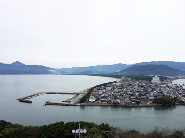 博多から唐津へ。<br /><br />唐津城、高取邸、曳山展示場、唐津神社、旧唐津銀行と、唐津の見どころを半日で回りました。<br />翌日が唐津くんちの宵山ということで、曳山の準備も入念にされていましたよ。<br /><br />お昼は「つく田」でお寿司。<br /><br />表紙写真は、唐津城天守閣から虹の松原方面の眺め。