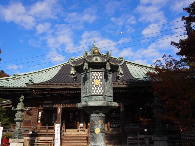 西国三十三番所第四番札所の槇尾山施福寺（まきのおさんせふくじ）は、約１Kmの急な階段を登らなければならない、三十三所の中でも一二の難所と知られています。<br /><br />コミニティ紙からだったと思うのですが、その施福寺に安置されているご本尊をはじめとする諸尊仏が、ずーっと公開されるようになったと知りました。<br /><br />これは是非お参りに行かなければと、そして、その急な坂道の故、少し涼しくなってからと思っていました。<br /><br />先週末から寒い朝を迎えるようになり、いよいよその時が来たと、紅葉には少し早いなとも思いながらも、お参りすることにしました。<br /><br />【写真は、施福時の燈籠と本堂です。】