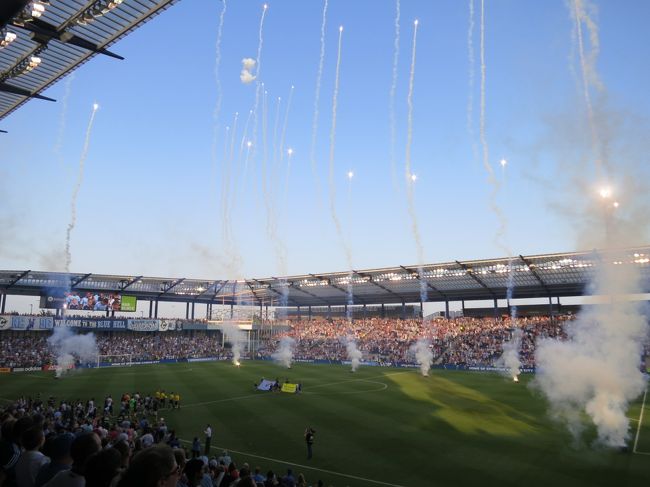 最近、注目度が増している米国メジャーリーグ・サッカー(MLS)。日本ではその状況についてほとんど知られていませんが、アメリカではサッカー人気が上昇していて、2万人級のサッカー専用スタジアムの整備が進み、観客動員数が着実に伸びてきています。<br />その中で、着実に実績を上げ、強豪チームとなっているスポルティング・カンザスシティに注目し、スタジアム観戦に行ってみることにしました。<br /><br />◆行程---------------------------------------------<br />7/16(木)<br /> 【航空機】デルタ航空DL580 東京HND 0:05→(前日着)<br />7/15(水)<br /> 【航空機】→17:34 シアトルSEA<br />7/16(木)<br /> 【航空機】デルタ航空DL2440 シアトルSEA 0:55→6:00 ミネアポリスMSP<br /> 【航空機】デルタ航空DL2087 ミネアポリスMSP 6:58→8:18 カンザスシティMCI<br /> 【レンタカー】チャックイン<br /> ★カンザスシティ市内観光<br /> ■ハンプトンインKCビレッジウエスト 泊<br />7/17(金)<br /> ★カンザスシティ市内観光<br /> ■ハンプトンインKCビレッジウエスト 泊<br />7/18(土)<br /> ★カンザスシティ市内観光<br /> ★MLS観戦(カンザスシティVSモントリオール)<br /> ■ハンプトンインKCビレッジウエスト 泊<br />7/19(日)<br /> ★カンザスシティ市内観光<br /> ■ハンプトンインKCビレッジウエスト 泊<br />7/20(月・祝)<br /> ★カンザスシティ市内観光<br /> ★MLB観戦(ピッツバーグVSカンザスシティ)<br /> ■ハンプトンイン・カンザスシティエアポート 泊<br />7/21(火)<br /> 【航空機】デルタ航空DL4143 カンザスシティMCI 10:10→13:04 デトロイトDTW<br /> 【航空機】デルタ航空DL733 デトロイトDTW 15:21→17:10 シアトルSEA<br /> 【航空機】デルタ航空DL581 シアトルSEA 19:48→(翌日着)<br />7/22(水)<br /> 【航空機】→22:15 東京HND<br /><br />◆費用---------------------------------------------<br />【航空機】<br /> デルタ航空(DL)HND-MCI往復 DL公式WEBから購入<br /> エコノミークラス Uクラス(ただしDTW-SEA,SEA-HNDはTクラス)<br /> 85,500円+TAX諸費31,970円=117,470円/人<br /><br />【レンタカー】<br /> ハーツ デルタ航空公式WEBから予約<br /> USD246.60/1週間<br /> 上記基本料金+LWD,LIS,PAI,諸費=USD832.78/5日間(約105,000円)<br /><br />【ホテル】<br /> ハンプトンイン・カンザスシティビレッジウエスト Hilton公式WEBから予約<br /> 1泊キング1室 USD132.05+TAX=USD154.20(約19,500円)<br /> ハンプトンイン・カンザスシティエアポート Hilton公式WEBから予約<br /> 1泊キング1室 USD101.15+TAX=USD119.41(約15,000円)<br /><br />---------------------------------------------------<br />2015カンザスシティMLS&MLB観戦の旅(その1・MLSスポルティング・カンザスシティ編)<br />http://4travel.jp/travelogue/11072047<br /><br />2015カンザスシティMLS&MLB観戦の旅(その2・MLBカンザスシティ・ロイヤルズ編)<br />http://4travel.jp/travelogue/11087088