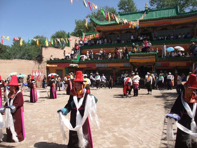 　「チベット芸術の里・レゴンの神舞会見学」のツアーに参加。<br /> 　青海、甘粛省にまたがるチベット・アムド地方の草原地帯を巡り、チベット仏教芸術の中心地レゴン（同仁）で年に一度開催される神舞会の最終日を見学した。<br /><br />8月3日　北京で宿泊。<br />8月4日　空路で西寧へ。その後、専用バスで同仁（レゴン）へ。<br />8月5日　終日、ソフル村で神舞会の見学。<br />8月6日　終日、レゴン観光（ロンウー・ゴンパ、タンカ工房、ゴマル・ゴンパ）。<br />8月7日　車で夏河（サンチュ）へ。道中、遊牧民の民家訪問。着後、ラプラン寺見学。<br />8月8日　車で蘭州へ。途中、合作（ツォエ）でミラレパ・ラカン（ツォエ・セルカル・グトク）見学。蘭州着後、空路で北京へ。<br />8月9日　北京発、帰国。
