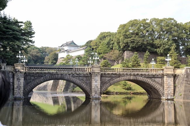 ♪こ・こ・が、こ・こ・が、二重橋〜〜記念の写真を撮〜りましょうね〜〜♪<br /><br />二重橋  飛び去る鳥に  歩み止め<br /><br />中学の修学旅行　記念撮影はここ！ <br />卒業写真    アルバムの中  セビア色の写真から<br />時空を越えてやって来た<br />もう一人の私が側にいるようで<br /><br />過ぎ去りし日々が、夢のよう<br /><br />皇居は見どころいっぱい、深呼吸をいっぱい出来るところでした。<br /><br />ザ・ペニンシュラ東京 でスパ！なんて贅沢！！<br /><br />東京駅からホテルまで、てくてく歩きです。<br />知っているつもりでいて、知らなかった事が・・・