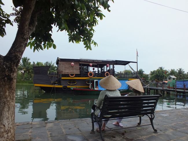 YossyネズミのDay Dreams on Tropic ベトナム初見参！、それでも拘り四都自由旅行　3／　　（Huong Giang Hotel Resort&amp;Spa@世界遺産古都フエ２／２）河の流れも時間もゆるゆると http://4travel.jp/travelogue/11063827 からの続きです。<br /><br />前編、何の行き違いか、アップと同時に１月程も前にワープになってしまい？？どなたもご存じない存在ですので、（もしも、もしもですよ、興味の有る方限定で万に１）ご訪問戴ければ愚痴も言い訳も良くご理解戴けましょうかと・・・、。<br />ま、此処でも愚痴と言い訳ばっかりなんですがね、ハハハ。<br /><br />閑話休題（それはさて置きって読むんだよ〜！知ってた？）。<br /><br />激しい暑さにめげそうになり乍ら、フエ滞在を終えました。多少の未練が残ります。<br />さあ、今日はダナンを通り過ぎ、ホイアンに向かいます。<br /><br />ホイアンとダナンはすぐ近く。車でも3０分位、自転車でも行けそうな距離なので荷物を詰めたり出したり移動したりが無駄になりそうだから、ホテル滞在はホイアンだけ、４泊です。<br />但し、ホイアン最終日８月３０日はダナン空港７：２５発という激早朝移動なので実質丸３日。<br /><br />さて、ホイアンは「南シナ海」（ベトナムでの表記は「東海」）に面したリゾート地と世界遺産に指定された旧市街の２つの顔を持つ街です。<br />国際政治的には中国が勝手に岩礁を埋め立てて軍事基地を造ったり、ザワザワした海に成りつつ有りますが、さすがに今のところはこの街に迄影響する事は有りません。<br />と、此処迄は事前情報ね。<br /><br />移動はバスにしました。スリーピングバスってどんなんやろ？、と興味津々。<br />「シン・ツーリスト」が見つからなかったので、「センチュリーホテル」の西に有ったツーリストで予約。一人VND100,000。<br />東南アジアのバス料金は懐に優しいです。<br />でも、ヘタレのYossy夫婦にはいつも不安が・・・。ホンマに迎えに来てくれるんやろか？、便数少ないから乗り逃がしたら大変。<br />でも、いつも杞憂に終わるんですがね。<br />今回も意外に（失礼！）きちんとしたエージェントさんで、当初ホテルピックアップが１時半の約束が１時になったと２回もホテルに伝言が有ったり、行き届いておりました。<br /><br />いつも通り約束時間よりは相当遅れて、かなり心配になった頃にワンボックスがお迎えに来ました。<br />慌ただしく数軒のゲストハウスを廻って、とある空き地（多分「インペリアル・ホテル」の南東あたり）まで。<br />急かされ続けて写真を撮る暇も無くバスは出発、一路ホイアンを目指します。<br /><br />さて、ホイアンではどんな体験とビールが待って居りましょうや？。