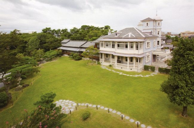 関宿から桑名へ移動した。ここには「六華苑」というかつての富豪の材木王・二代目諸戸清六邸の私邸があり、前々から訪ねてみたいと思っていたところである。<br /><br />六華苑は明治期から昭和初期まで活躍した英国人建築家ジョサイア・コンドル( 1852〜1920 )が諸戸清六の求めに応じて建築に携わった洋館で、1911 年( 明治44 )に着工し、1913年( 大正2 )に完成した。コンドルは、「日本の近代建築の父」と言われ、鹿鳴館をはじめ、三菱一号館、岩崎久弥邸、島津家邸(現清泉女子大学本館)、綱町三井倶楽部などの建築に携わってきた。<br /><br />