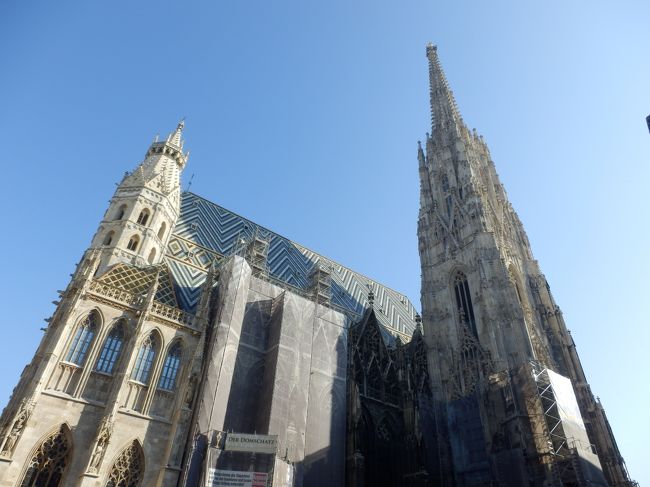 大学の卒業旅行で音楽の都ウィーンと歴史が残る街プラハへ行ってきました!2人とも始めての海外個人旅行…(相方は初ヨーロッパ)<br />英語もまともに話せない中最初はどうなるかと心配していましたが、ウィーンやプラハに住む人たちのお陰でカフェと歴史と音楽に囲まれた素晴らしい旅行になりました…!<br /><br /><br />↓↓この旅に関する小ネタ・裏話はこちらのブログで公開中!↓↓<br />http://jougasaki.wpblog.jp/<br /><br />===========<br /><br />【旅程】<br /><br />1日目 ヘルシンキ経由 ウィーンへ<br />2日目 ホーフブルク宮殿・銀器コレクション<br />3日目 シュテファン寺院・ウィーン市内観光・オペラ<br />4日目 美術史美術館・国立歌劇場 バレエ 白鳥の湖<br />5日目 楽友協会コンサート:コンセルトヘボウ1日目<br />6日目 楽友協会コンサート:コンセルトヘボウ2日目<br />7日目 プラハへ移動<br />8日目 プラハ旧市街地観光<br />9日目 プラハ城<br />10日目 ヘルシンキ経由 日本へ<br />