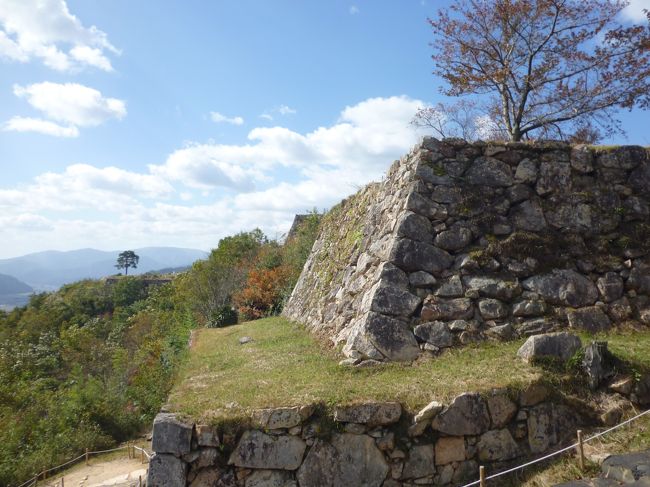 「天空の城」竹田城に、バスではなく、登山（30分ですが）で挑戦しました。結構な坂道でした。