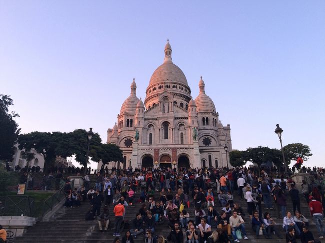 ブリュッセルからの午前便にて大好きなパリに到着した4日目♪<br /><br />旅行記のタイトル「チョイ住みin◯◯」と付けたのは、BS-NHKで今年からシリーズ化された番組からのパクリです。この番組の旅のスタイルが自分たちのスタイルに合っていて、キッチン付きのアパートメントホテルに宿泊し、現地で食材を調達しホテルで料理をする。海外は、外食をすると高いのに比べ、食材は極端に安く買えます。同じ値段を出すのなら日本で食べた方がいいと言う相方の意見に逆らえないのが実情ですが、まあ、これも自分たちには合っている旅のスタイルなのです♪<br />この日は、食材調達と去年見れなかった「サクレクール寺院」からの夕焼け鑑賞がメインです。<br /><br />とんだハプニング初日と言うこともあって、大幅に計画も狂い少々テンションは下がった日になりました。<br /><br /><br />05:00　起床<br />06:30　地下鉄プレメトロ3号線BOURSE BEURS駅 → ブリュッセル中央駅 → ブリュッセル国際空港　　<br />09:00　ブリュッセル国際空港 3629(55分) → シャルル・ドゴール空港(09:55着)<br />12:00　ロワシーバス → オペラ座着　<br />13:00　徒歩 → アダージョ・パリ・オペラ<br />14:00　地下鉄9号線コーマルタン駅 → ジャスマン駅 → 肉屋「Boucherie Hugo Desnoyer」ユーゴ・デノワイエ氏のお店 → 地下鉄9号線ラグラヌ駅 → コーマルタン駅 → モノプリで食材を購入<br />16:20　ホテル → サン・サザール駅 → アベス駅 → ジュテームの壁 → テアトル広場 → <br />17:20　プチトランに乗車(6ユーロ) → サクレクール寺院からの夕焼けと夜景 →<br />20:30  アンヴェール駅 → ホテル<br /><br />◎チョイ住みinブリュッセル＆パリ...パリ1日目♪<br /><br />どうぞ、ご覧ください。<br /><br /><br />