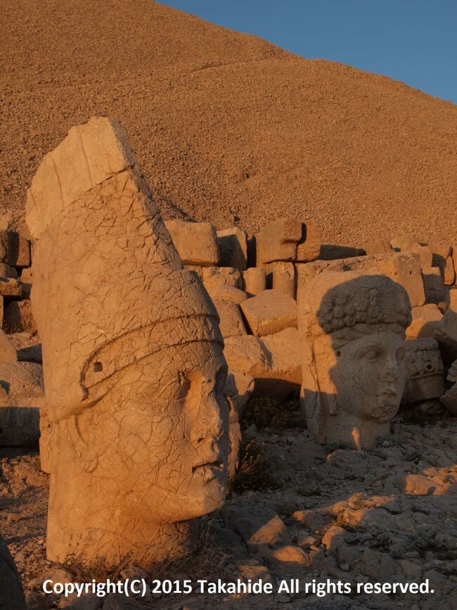 イスタンブールからアドゥヤマン(Adıyaman)行きのバスが満席だったため、オヌール・エア(OnurAir)の国内線でガズィアンテプ(Gaziantep)へ飛び、バスでアドゥヤマンへ。<br />翌日はアドゥヤマンからのツアーでネムルト山(Nemrut Dağ)へ行きました。<br />ネムルト山は、ミトリダテス1世(ο ΜιΘριδάτης Кαλλίνικος)の息子、アンティオコス1世(?ντίοχος ? Θεός Δίκαιος ?πιφανής Φιλορωμαίος Φιλέλλην)が建てた墳墓が山頂に残る世界遺産です。<br /><br /><br />アドゥヤマン:https://ja.wikipedia.org/wiki/%E3%82%A2%E3%83%89%E3%82%A5%E3%83%A4%E3%83%9E%E3%83%B3<br />オヌール・エア:https://en.wikipedia.org/wiki/Onur_Air<br />ガズィアンテプ:https://ja.wikipedia.org/wiki/%E3%82%AC%E3%82%BA%E3%82%A3%E3%82%A2%E3%83%B3%E3%83%86%E3%83%97<br />ネムルト山:https://ja.wikipedia.org/wiki/%E3%83%8D%E3%83%A0%E3%83%AB%E3%83%88%E5%B1%B1<br />ネムルト山:http://www.kultur.gov.tr/EN,36286/adiyaman---nemrut-dagi-national-park.html<br />ミトリダテス1世:https://ja.wikipedia.org/wiki/%E3%83%9F%E3%83%88%E3%83%AA%E3%83%80%E3%83%86%E3%82%B91%E4%B8%96_(%E3%82%B3%E3%83%B3%E3%83%9E%E3%82%B2%E3%83%8D%E7%8E%8B)<br />アンティオコス1世:https://ja.wikipedia.org/wiki/%E3%82%A2%E3%83%B3%E3%83%86%E3%82%A3%E3%82%AA%E3%82%B3%E3%82%B91%E4%B8%96_(%E3%82%B3%E3%83%B3%E3%83%9E%E3%82%B2%E3%83%8D%E7%8E%8B)<br />世界遺産:http://whc.unesco.org/en/list/448/<br />