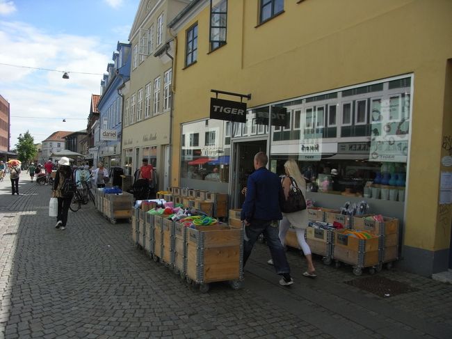 ◆10日目～コペンハーゲン<br />昨日買った一日券を利用して、ロスキレ(Roskilde) に向かいました。観光に来たはずですが、TIGER（日本の百円ショップのような店）やEcco（デンマークの靴のブランドなので、現地で買うと相当安い）などの店でショッピングしてしまいました。そのおかげで、荷物がたくさん増えました。<br /><br />みんなで協力し合って荷物を背負って、そのままスウェーデンのマルメ(Malmo)へ。私たちは安い交通手段を考えて、一日券が切れる前に電車に乗ってコペンハーゲン空港まで行き、空港でバス(Graahundbus 999、車上で現金払い)に乗り換えました。エーレスンド海峡(Oresund Strait)を渡ればスウェーデンに入ります。入国審査など一切なくて、マルメ市内までの所要時間は約40分です。スウェーデンからコペンハーゲンへ通勤する人もたくさんいるようです。<br /><br />マルメ市内をぶらぶらして、夕食を食べてから帰ることにしました。帰りは、遅くなったので、バスよりも速い電車にしました。ちなみに、デンマークよりスウェーデンの物価が若干安いので、マルメからコペンハーゲンへの電車賃は、コペンハーゲンからマルメよりも安いです。<br /><br />◆11日目～帰国<br />今日は14:25の便ですが、空港が近いので、昼までコペンハーゲンのKongens Nytorv駅周辺でぶらぶらして、最後のお買物をしました。たまたまサンタクロースのパレードと出会い、何人かのサンタさんに声かけられ、プレゼントまでいただきました。<br /><br />昼頃、ホテルに戻って荷物をピックアップし、空港に向かいました。空港に着き、税金の払戻手続を済ませてから荷物を預ける手続をしました。コペンハーゲン空港内のショップはどれも立派に見えましたが、残念ながら、出発まで時間的に余裕がなくて、ゆっくり回ることができませんでした。<br /><br />◆12日目～到着<br />6時頃、バンコクに到着。すぐに7時10分の便に乗り継いで台北へ。<br /><br />- The end -