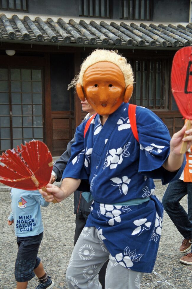 岡山で一泊した翌日は倉敷の観光です。今回の旅の最大の目的である大原美術館へ行くためです。30年近く前にも一度来ていて、大原孫三郎さんや児島虎次郎さんについても大まかな知識は持っていました。今年の春にベルギーのブリュッセルからアムステルダムまで3週間かけて美術館巡りをした旅で立ち寄ったゲント美術館でTORAJIRO KOJIMAと書かれたキャプションを見たときは驚きました。ここで初めて作品を観て、彼がゲントに滞在して美術アカデミーを首席で卒業した事実も知ることになりました。児島虎次郎の自画像の前のソファーに座り、「今年中に倉敷に行こうね。」と決めた旅でもありました。大原美術館以外にも前に宿泊した「旅館くらしき」で食事も出来たし、八間蔵でフランス料理も楽しめた充実した休日でした。