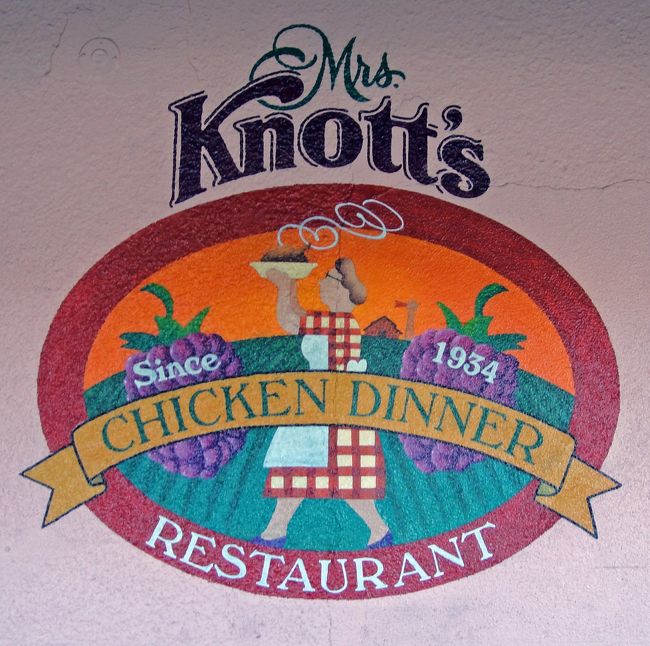 私が生まれる前、１９３４年、から営業していると云う　Mrs Knott&#39;s　の　フライドチキン を、１１月４日の夕食にしました。<br /><br />古い、貫禄のある　レストラン。　　昨年はアブラムシがいたとかで一時閉鎖になりましたが、それ以後は平常通り、営業しています。<br /><br />我々は知らなかったのですが、午後３時から５時の間、シニア　メニュー　と云うのがあって、コース　ディナー　が　１２ドル９９セント、普通の半額近くの値段、で食事ができます。<br /><br />ザガットの評価は：<br />食事：１９、室内装飾：１１、サービス：１５<br /><br />余り　評価も良くなく、体にも良くない食事ですが、美味しかった。<br /><br /><br />8039 Beach Blvd<br />Buena Park, California<br />www,knotts.com