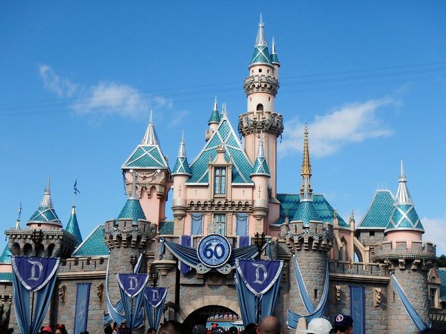 ●○●○●○●○●Disneyland Park●○●○●○●○●○●<br />※今年は、カルフォルニアのディズニーランド・リゾートが１９５５年７月１７日に開園してから”★６０周年★”<br />というわけで、２０１５年１０月３１日～１１月４日まで行ってきましたぁ～♪<br />　　∧∧<br />ヽ(≧д≦*)/&quot; ﾋｻｼﾌﾞﾘｰｰｰ!!<br />●○●○●○●○●○●○●○●○●○●○●<br /><br />６０周年のスペシャルグッズやメニューがたくさんあって全部食べたい＆買いたいけど無理無理～<br />既に売り切れの６０周年記念グッズも続出していました、、<br />(｡´Д⊂)もう手に入らないかも・・・<br /><br />ちょうどハロウィン（１０月３１日）ということで６０周年の雰囲気だけでなく、ハロウィンの雰囲気も楽しめましたｗｗ<br />　　 ／(_∧∧_)＼<br />　 　/ / (●●)ヽ ヽ<br />　 ⌒~⌒＼／⌒~⌒<br />待ち時間が長くても、だいたい４０分前後で人気のアトラクションはほとんど全部乗れますが、人気のショーはやっぱり日本と同じように早く並ばないと良い位置で観れません。<br /><br />アメリカは日本と違ってパレードやショーの場合、座らせられることなく逆に“立って”と言われます！ なので前に大柄で背の高い外国人がいると観にくいです<br />☆ 早めに良い位置をゲットしてね～ｗ<br /><br />＼＼＼＼　ｺﾞｵｰｰｰｰｰ<br />＼＼＼∧_∧<br />＼|￣(･ω∩)∩ ｷｬｰ<br />＼|＼|￣(^ω∩)∩<br />＼@＼|＼|￣(*･∀･） <br />　 ＼@＼|＼/っｙっ＼<br />　　　＼@＼|ニニニニ|<br />　　　　 ＼@ 　　＼@<br />　　　　　　＼.　　　＼<br />