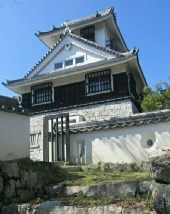 赤磐市内に市のシンボルの1つ周匝(茶臼山)城があります。城主は戦国時代浦上宗景に属していた笹部勘斎が浦上氏の城・和気天神山城が宇喜多直家との戦に敗れた落城後も宇喜多直家に従わず天神山城の浪人を周匝城に集めて籠城した為に天正七年二月に宇喜多直家の命により花房助平職之・延原弾正によって城兵一人の残らず討ち果たしたと伝えられています。今も現存する竪穴住居の遺跡や発掘調査された遺物もこの茶臼山城籠城当時の時代を物語ものがあったのではないでしょうか。