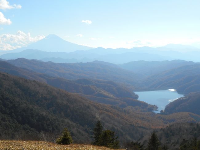 2015年の15峰目の日本百名山登山は、大菩薩嶺に行ってきました。<br />富士山がくっきり見える景色が魅力ですが、都心からのアクセスが良く、百名山でありながら、そこまで難度が高い山ではないので、ハイキング気分で楽しんできました。