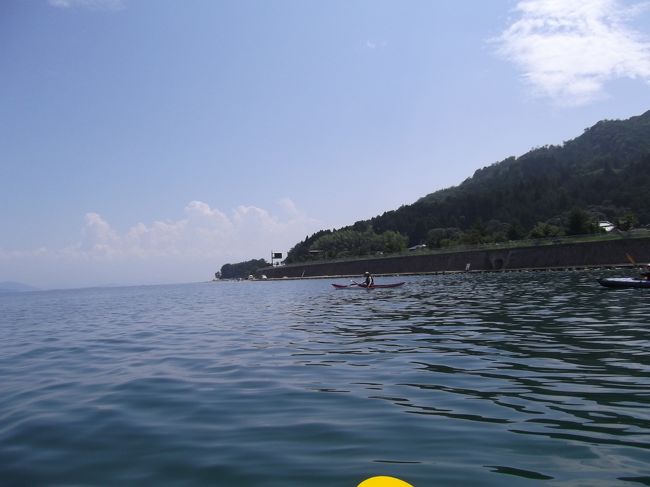 毎年恒例のカヌー体験。<br />今年は、夫も初参戦！！<br />家族で琵琶湖の風を楽しんできました♪<br /><br />カヌーはいつでも楽しめるけど、泳ぎも楽しむなら夏本番がいいのかな。<br />子どもたちは、琵琶湖のでの泳ぎも楽しんでました（*^_^*）<br /><br />個人的には、一抹の寂しさを感じる初秋が好きです★<br /><br /><br />＊＊＊＊＊＊＊＊＊＊＊＊＊＊＊＊＊＊＊＊＊＊＊＊＊＊＊＊＊＊＊＊＊<br />長女　…　小５（反抗期絶好調！！ちょっと手に余す）<br /><br />次女・三女　…　小３（自立心炸裂！！でも、可愛い★）<br /><br />父　…　最後の４０代満喫<br /><br />母　…　４１歳、身体が思い通りに動かぬ（涙）<br /><br />宿泊　：　憩いの里湖西（カヌー体験教室付プラン）<br />