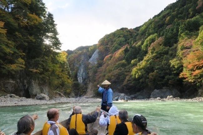 さてさて…<br />今回は、私の仕事を支えてくれている女性職員5人と１泊２日の慰安旅行に行って来たので、遅ればせながらまとめてみました。<br /><br />場所は、都内から電車で２時間の鬼怒川温泉。<br />こだわったのは、<br />☆女子うけする旅館<br />☆大部屋に皆で布団を敷いて寝る<br />☆温泉が充実している<br />☆美味しい物を食べる (そして呑む！)<br />☆紅葉を満喫する<br />☆のんびりする旅<br /><br />【１日目】鬼怒川ライン下り / 鬼怒川グランドホテル泊<br />【２日目】龍王峡 / 東武ワールドスクウェア<br /><br />天気にも恵まれ、充実の2日間となった旅の記録です。