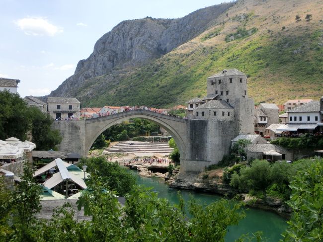 ボスニア・ヘルツェゴヴィナは旧ユーゴスラビアの一部でした。<br />1990年代前半のボスニア・ヘルツェゴヴィナ紛争は記憶に残っている人が多いのではないでしょうか。<br /><br />ボスニア・ヘルツェゴヴィナにモスタルという町があり世界遺産に登録されています。<br />ヨーロッパにいながらオリエンタルな雰囲気を味わうことができます。