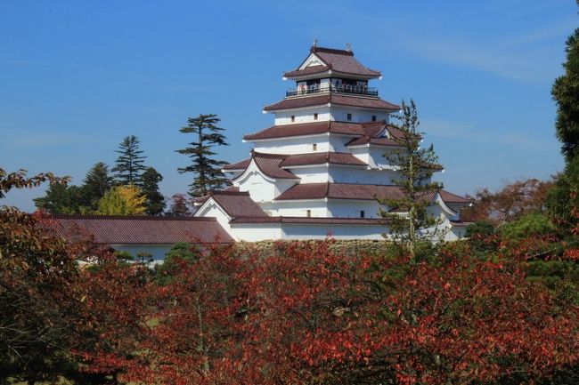 バスで福島県を周遊しました。<br />２日目の行程は次の通り。<br />星野リゾート磐梯山温泉ホテル→鶴ヶ城→昼食・九曜亭→柏屋→大内宿→塔のへつり→ハニー牧場→東京<br />表紙は鶴ヶ城