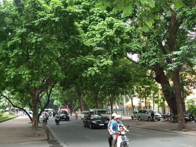 初めてのハノイ訪問。<br />ハロン湾とタンロン遺跡の二つの世界遺産を見学。<br />ハノイ市内では、雑貨屋さん巡りとグルメを楽しむ。<br />乾季のベストシーズンなはずが、蒸し暑く雨にも降られたけど・・・<br />緑と湖に囲まれたハノイ。短い日程ながら、満喫できました！<br /><br />一日目 16:35羽田発20:50ノイバイ着VN385便<br />二日目 バッチャン村とハロン湾ツアー<br />三日目 タンロン遺跡・ハノイ市内観光<br />四日目 08:20ノイバイ発15:05羽田着VN384便<br /><br />SUNNY 3 ホテル泊