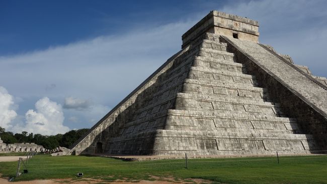2015年秋、シルバーウィークを利用してメキシコへ。<br />その4は、この旅のハイライト、ククルカン降臨のチチェン・イツァです。<br /><br />春分と秋分の年に2回、エル・カスティージョと呼ばれるピラミッドの階段に、聖なる蛇、ククルカンの陰が現れるのです。実は、1回目は太陽が傾く頃から雨になって、降臨体験ならず。2日後に再チャレンジして、出会うことが出来ました。<br /><br /><1回目><br />・早朝のメキシコシティからメリダへ<br />・ジャングルの中の一本道でチチェン・イツァへ<br />・マヤランドホテルで昼食<br />・チチェン・イツァ、高僧の墳墓<br />・同 エル・カラコル<br />・同 尼僧院<br />・同 平行型の神殿<br />・同 スチームバスの跡<br />・同 大球技場<br />・同 ジャガー神殿<br />・同 ツォンパントリ<br />・同 金星の基壇<br />・同 聖なるセノーテ<br />・同 戦士の神殿<br />・同 千本柱<br />・同 エル・カスティージョ<br /><br /><二回目><br />・マヤランドホテルでビュッフェ<br />・戦士の神殿<br />・保護された壁画<br />・ククルカンの降臨まで<br />・カンクンへ<br /><br />表紙写真は、9月23日17時34分ころのククルカン。完成にはもう少しですが、17時半閉園とのことで、遺跡から追い出されてしまいました。