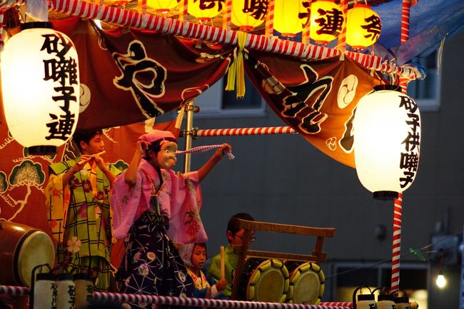 去年、川越祭りに出かけたが夕方から小雨が降り出し、急遽退散したので、今年はリベンジとして再び出かけた。　天気としては雨も降らず祭り日和だったのではないだろうか。　しかし人の多いこと、外人さんも結構見かけました。　望遠レンズで気の向くまま撮ったものなので同じような構図が多いです。　※さて最後川越から東京駅まで帰ろうとホームで待っていたがいつまでたっても来ない、　アナウンスでどうやら人身事故らしい、　これはこまったと思っていたら、東京方面は工面して電車が来た、ホット一安心、　ニュースでは逆方面はずっと動かなかったらしい。