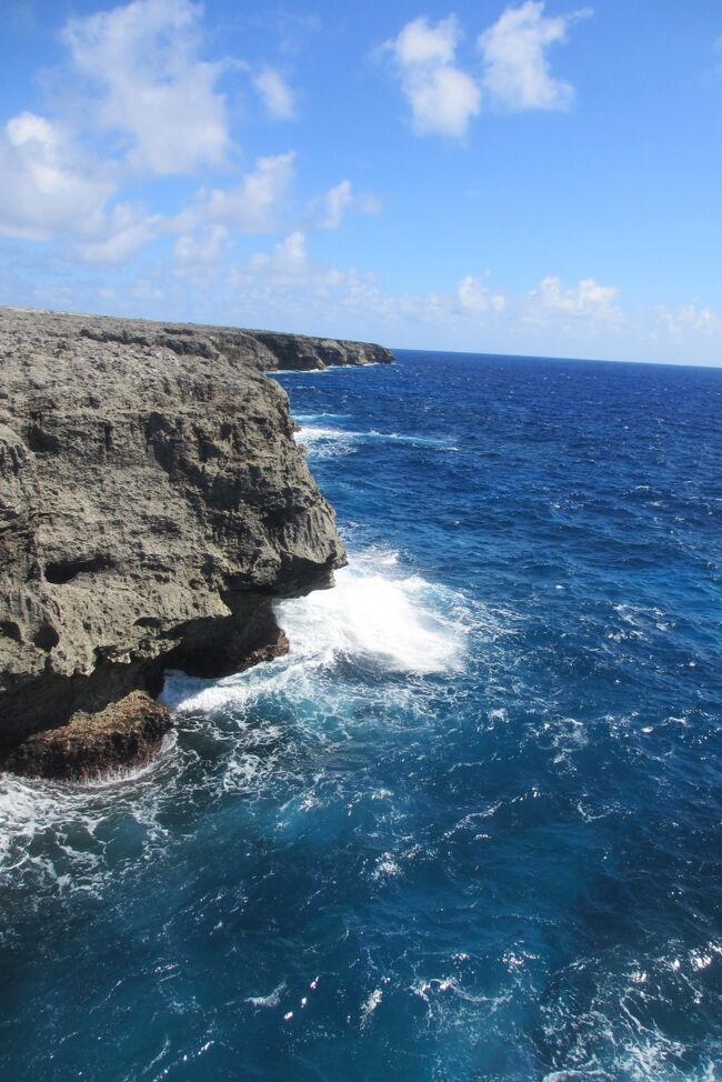 日本最南端の島　波照間島<br />波照間島に着き、早速近くのレンタサイクル屋で一番安い自転車を借りる。<br />ママチャリ１日１０００円、<br />変速ギャ-付き１日１５００円、<br />電動自転車１日２０００円<br /><br />時計と反対周りで島を回ることにした。まずはニシ浜へ、ここはきれいな砂浜と海。<br />40年前は海が荒れると船が出なく、行ったら帰ってこられない覚悟をして渡りなさいと言われた島。