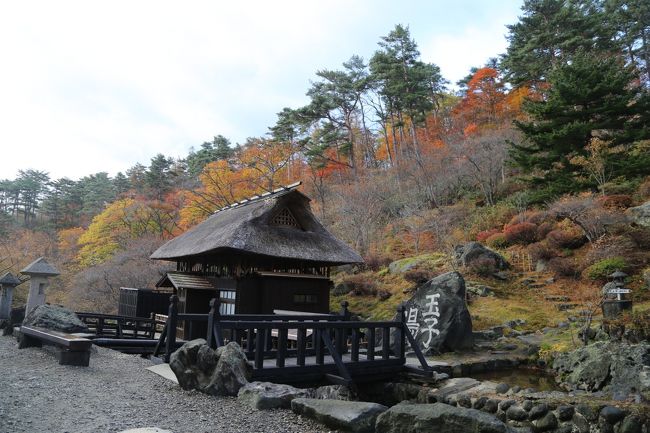 茅葺の屋根で有名な露天風呂に入りたく、旅館玉子湯に泊まることにした。露天風呂の裏山はちょうど紅葉の時期で、温泉とともにカメラアングルとしても、楽しい対象であった。<br />茅葺屋根と裏山は季節を通じて、玉子湯を引き立てるキャンバスの役目をはたしているように思えた。