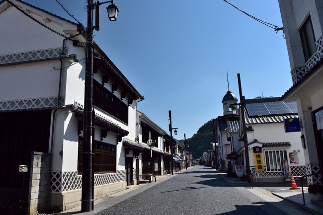 広島県府中市上下は、福山市の福山駅と三次市の塩町駅を結ぶＪＲ福塩線の、福山駅から約１時間３０分ほどの距離にある上下駅を中心に広がる小さな町です。<br /><br />江戸時代に、石見銀山からの銀の運搬路である銀山街道（別名　石州街道）を統治しようとした幕府は、上下を直轄の天領とし、元禄１３年（１７００年）には天領代官所を設置します。<br /><br />これにより、石見銀山から江戸へ銀を運ぶ中継基地として重要な役割を果たすようになった上下は、幕府の公金を扱う御用商人、酒や醤油などの醸造業を営む豪商などが現れ、この地方の政治経済の中心地として繁栄しました。<br /><br />また、元々山陰と山陽を結ぶ交通の要衝にあって、鉄や米の集積地だった上下は、これを契機に様々な人々や物資が往来するようになると、銀山街道（別名　石州街道）の宿場町としても賑わうようになりました。<br /><br />「上下」という珍しい地名は、この地が中国地方の背骨に位置する分水嶺であることに由来するもので、ここを境に、北は江の川水系を流れて日本海に注ぎ、南は芦田川水系を流れて瀬戸内海へと注いでいます。<br /><br />現在の上下には、白漆喰壁、なまこ壁、虫籠窓、格子窓など、伝統的なしつらえの土蔵や町家が連なっており、かつて天領として繁栄していた頃の面影をしのばせる、威厳ある町並みを見ることができます。